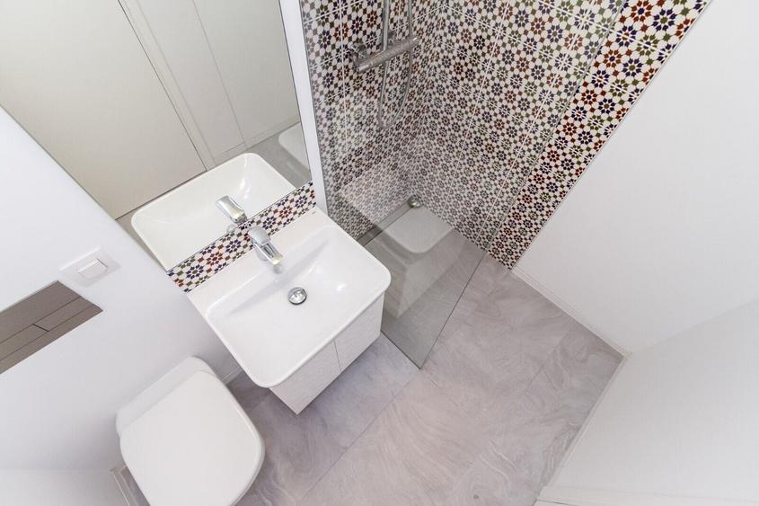 Apartament cu 4 camere decomandat, mobilat în Calea Victoriei