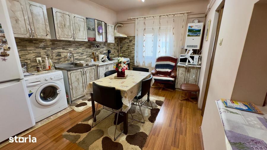 Apartament cu 3 camere decomandat în Cetate