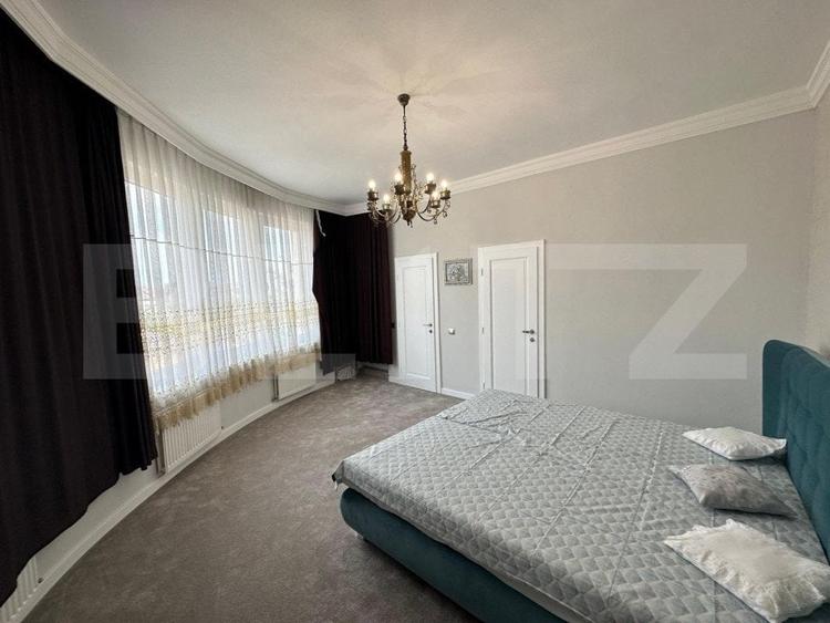 Casă individuală cu 7 camere cu Garaj în Cetate
