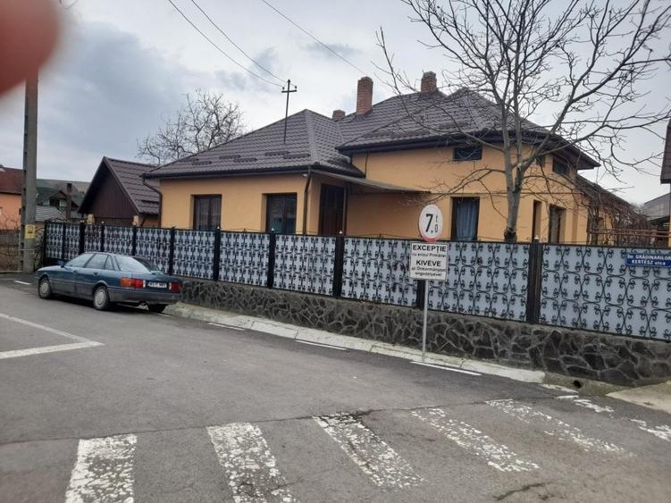 Casă individuală cu 5 camere cu Canalizare în Sângeorgiu de Mureș