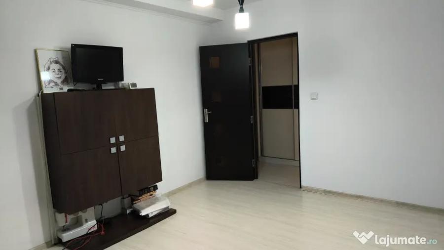 Apartament cu 3 camere decomandat în Exterior Vest
