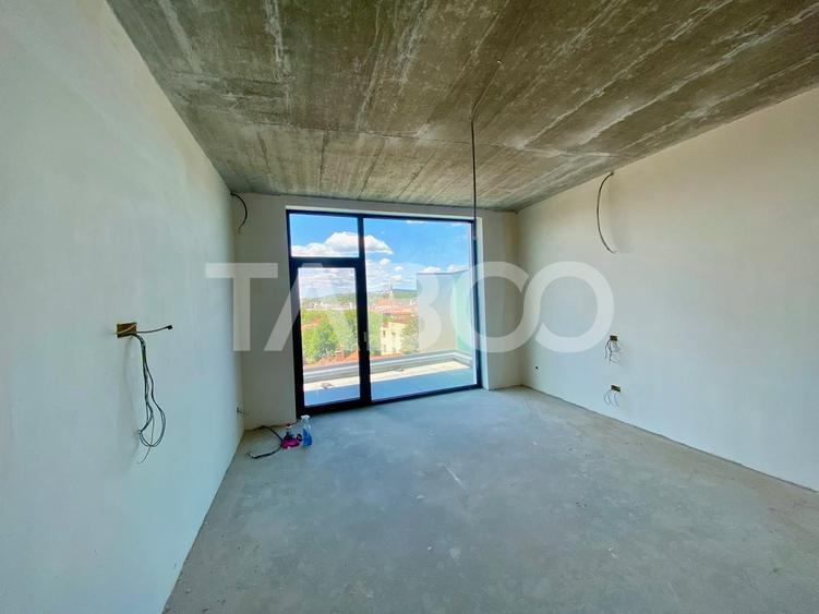 Penthouse cu 3 camere semidecomandat în Central