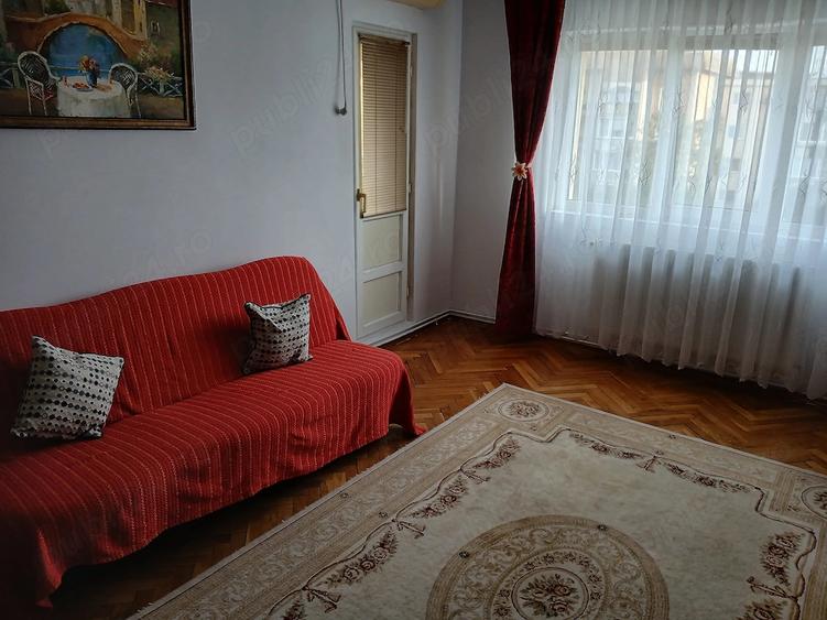 Apartament cu 3 camere decomandat în Girocului