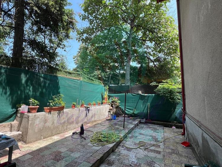 Casă individuală cu 9 camere cu Canalizare în Cotroceni