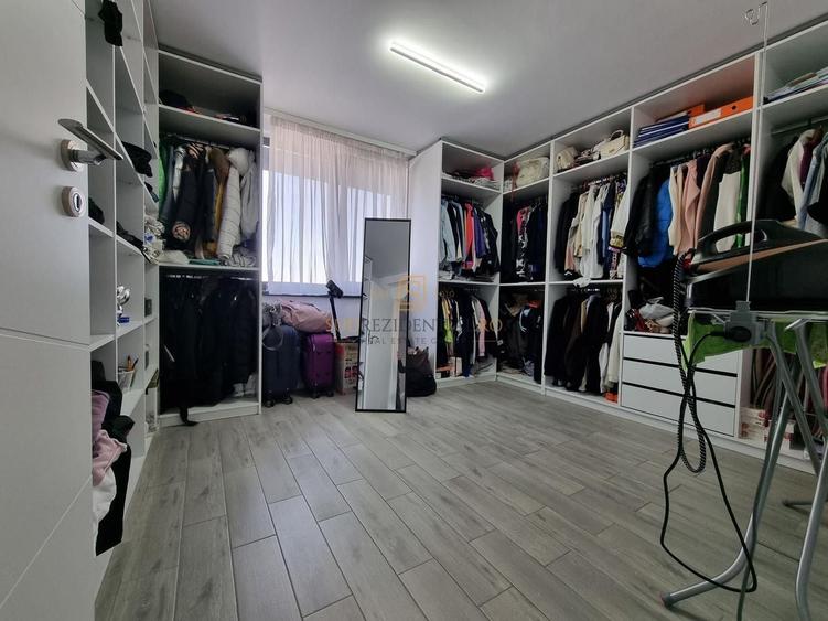 Casă individuală cu 5 camere cu Piscina în Exterior Est
