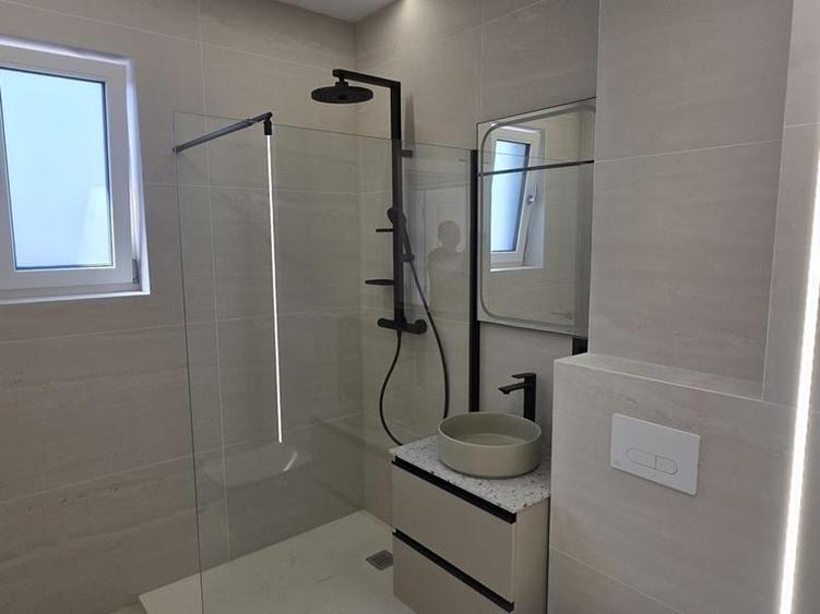 Apartament cu 3 camere semidecomandat în Est