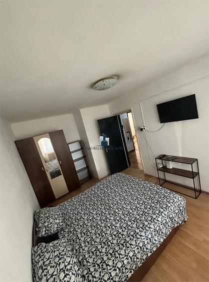 Apartament cu 3 camere semidecomandat în Apărătorii Patriei