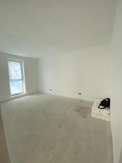Apartament cu 3 camere semidecomandat în Est