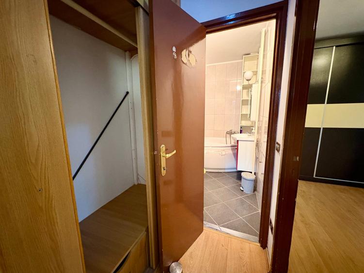 Apartament cu 3 camere semidecomandat în P-ța Reșița