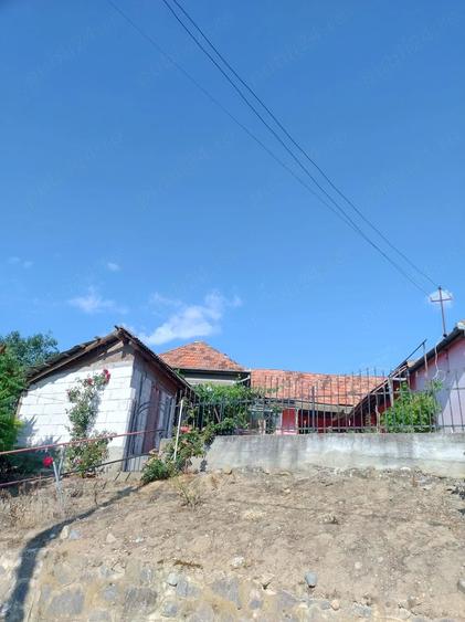 Casă cu 2 camere cu Teren 3300 Mp în Lugașu de Sus