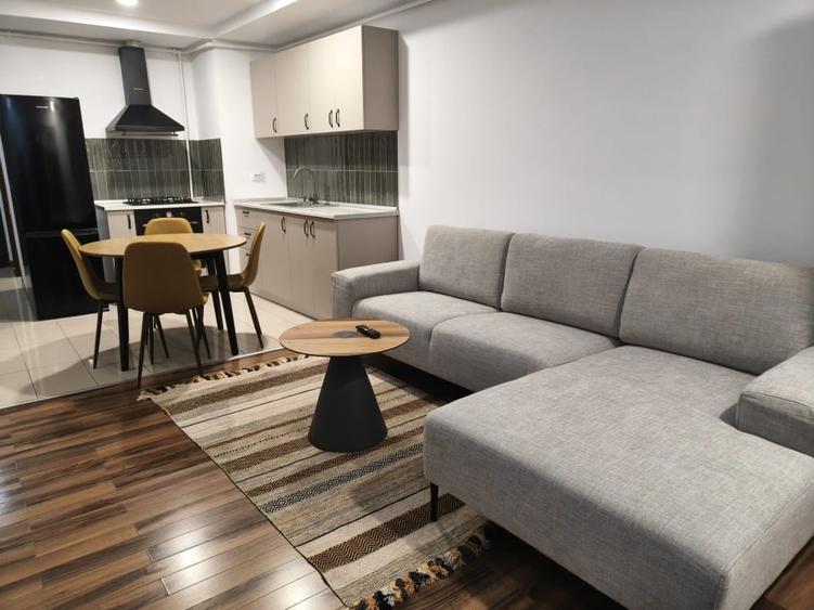 Apartament cu 3 camere semidecomandat, mobilat în Ștefăneștii de Jos