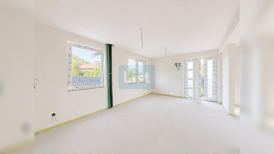 Casă cu 5 camere cu Teren 240 Mp în Florești