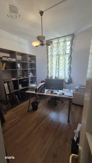 Apartament cu 5 camere decomandat în Moșilor