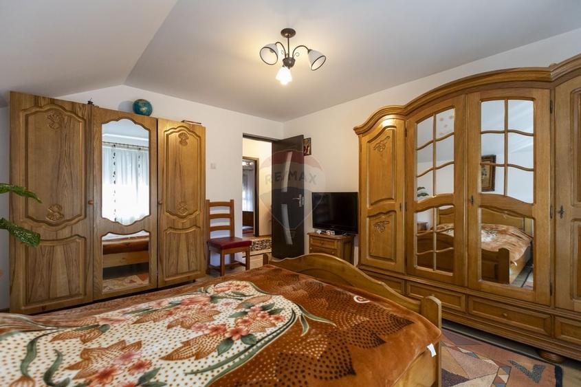 Casă individuală cu 8 camere cu Canalizare în Luncani