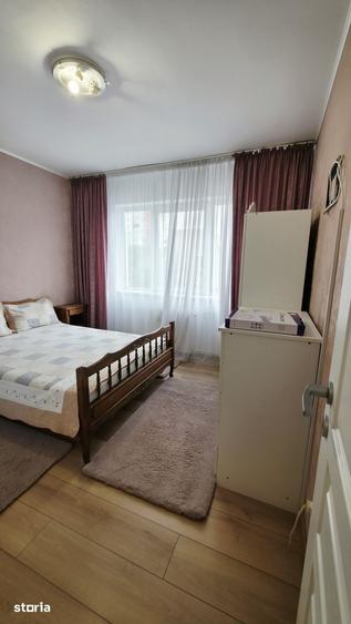 Apartament cu 3 camere semidecomandat în Podu Roș
