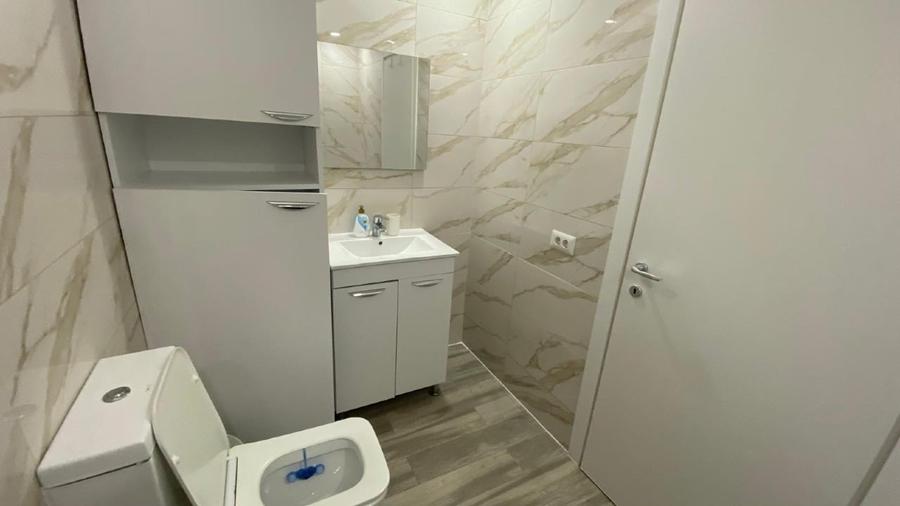Apartament cu 3 camere semidecomandat, mobilat în Central