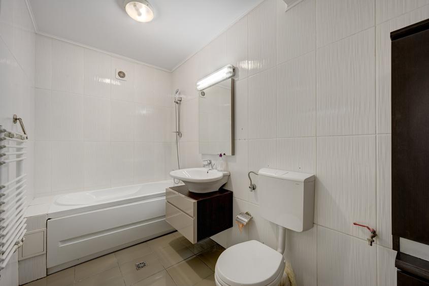 Apartament cu 3 camere decomandat în Drumul Sării