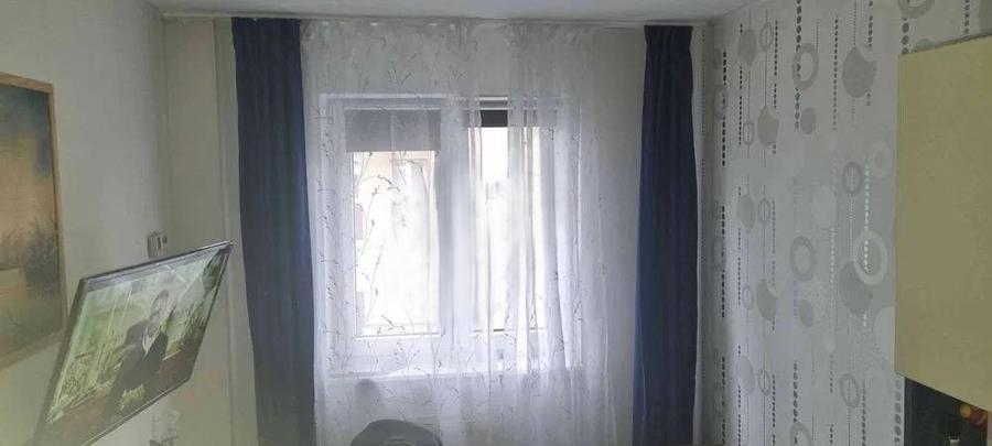 Apartament cu 3 camere decomandat în Florilor