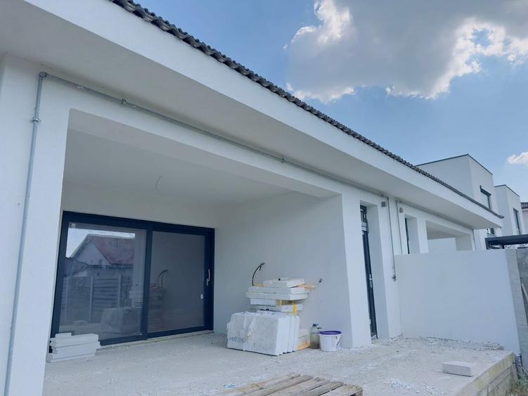Duplex cu 5 camere cu Canalizare în Dumbrăvița