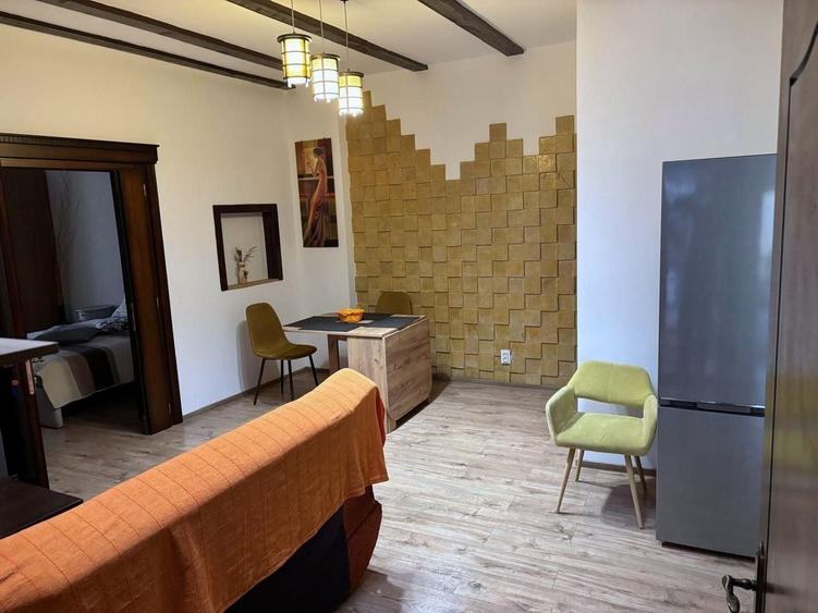 Casă individuală cu 7 camere cu Canalizare în Brașovul Vechi