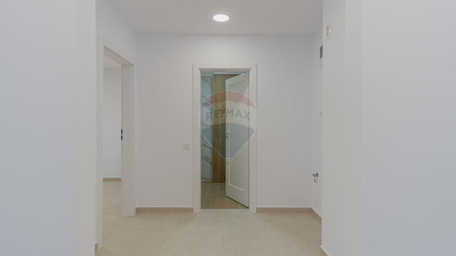 Apartament cu 9 camere decomandat în Astra