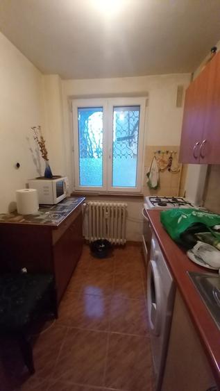 Apartament cu 3 camere semidecomandat în Obor