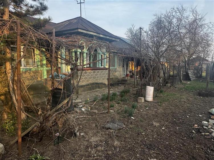 Casă cu 2 camere cu Teren 758 Mp în Negoiești