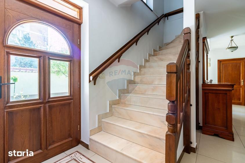 Casă cu 6 camere cu Teren 490 Mp în Giurgiului