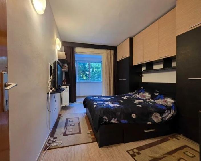 Apartament cu 3 camere semidecomandat în Berceni