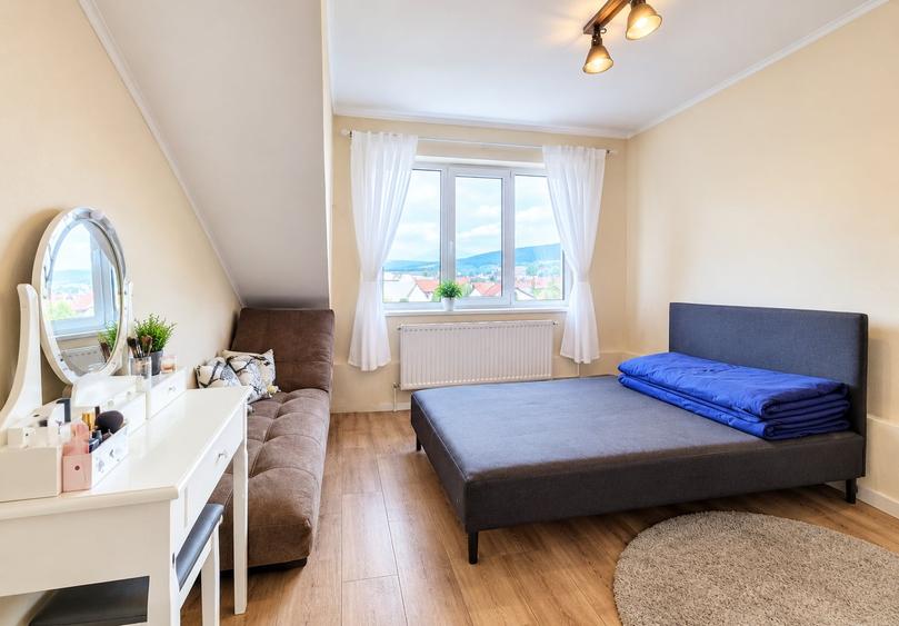 Apartament cu 4 camere semidecomandat în Florești