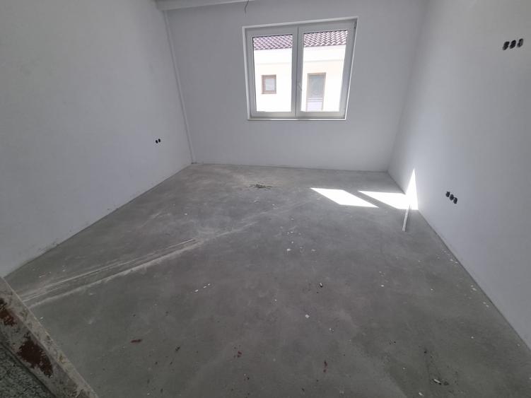 Casă individuală cu 6 camere cu Teren 350 Mp în Cetate