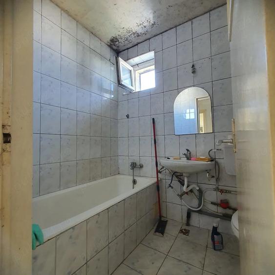 Apartament cu 3 camere semidecomandat în Iancului
