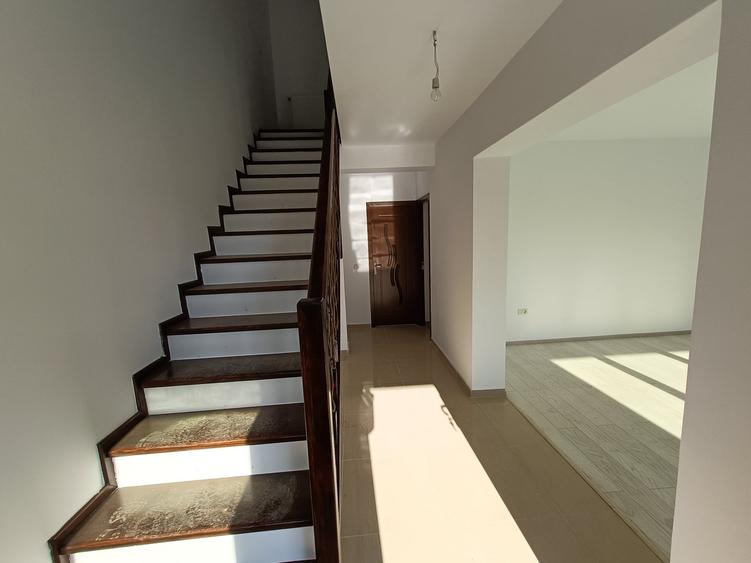 Duplex cu 4 camere cu Canalizare în Popas Păcurari