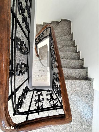 Casă cu 9 camere cu Teren 212 Mp în Eminescu