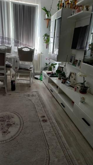 Apartament cu 3 camere semidecomandat în 14 Mai