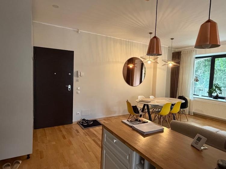Apartament cu 4 camere decomandat, mobilat în Central