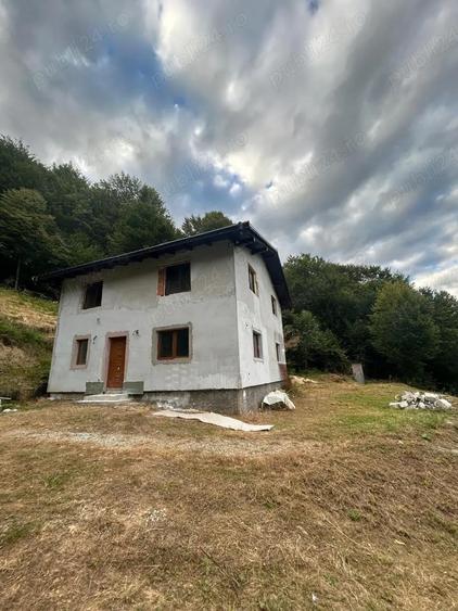 Casă cu Teren 1500 Mp în Poiana