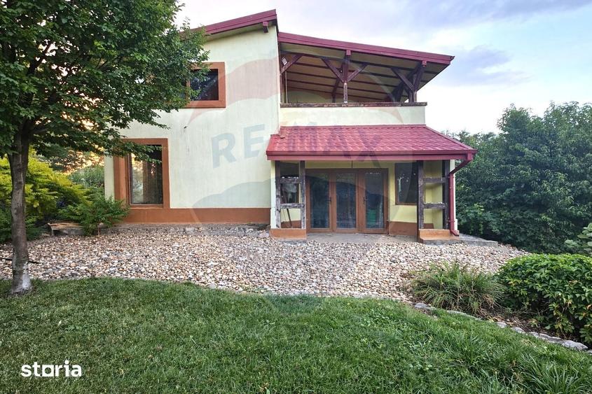 Casă cu 7 camere cu Teren 6000.72 Mp în Central