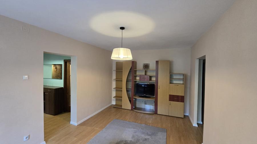 Apartament cu 4 camere semidecomandat în Teiul Doamnei