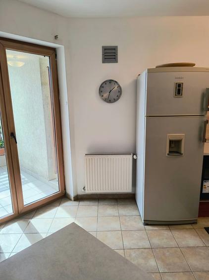 Apartament cu 3 camere semidecomandat, mobilat în Străulești