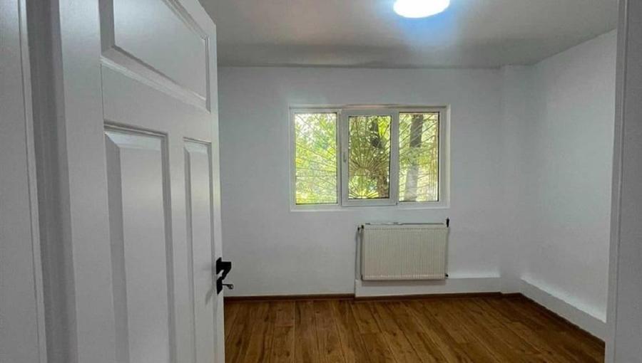 Apartament cu 4 camere decomandat în Tineretului