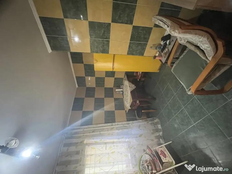 Apartament cu 3 camere decomandat în Vâlcea