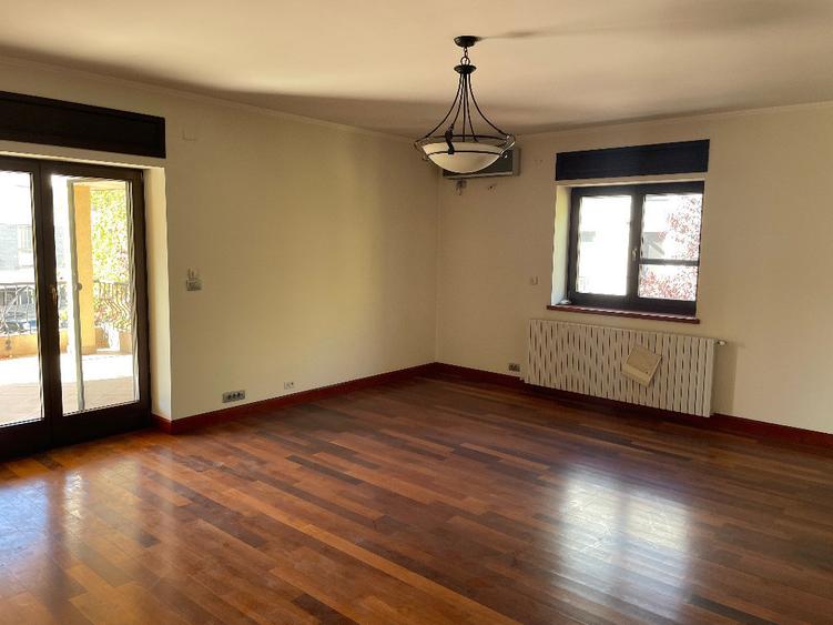 Casă cu 5 camere cu Teren 652 Mp în Sisești