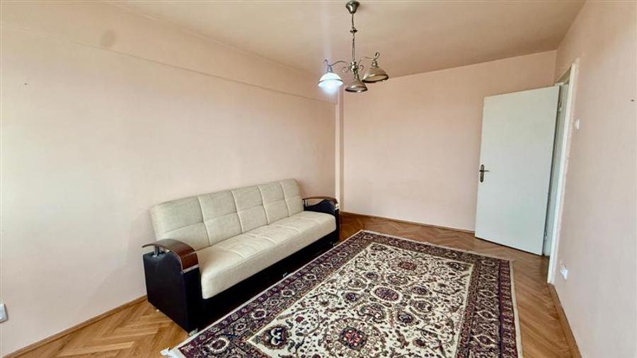 Apartament cu 3 camere decomandat în Podu Roș