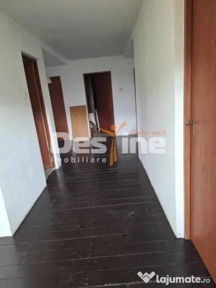 Casă cu 6 camere cu Teren 1521 Mp în Poiana