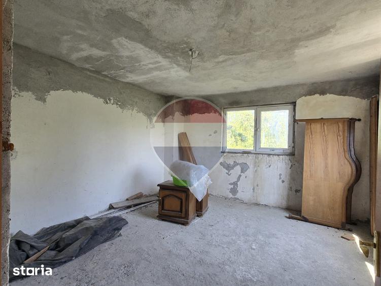 Casă cu 6 camere cu Teren 2600 Mp în Grădinari