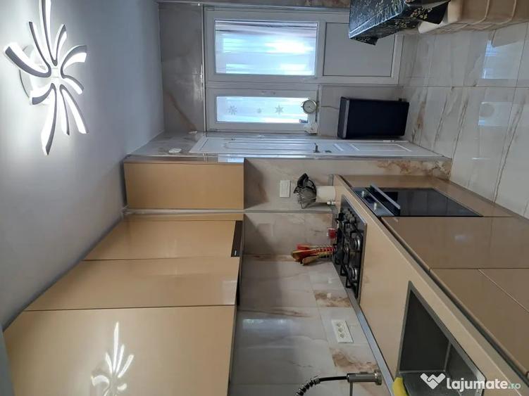 Apartament cu 4 camere decomandat în Central
