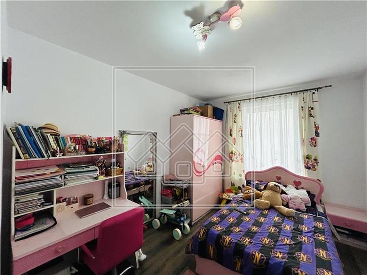 Apartament cu 3 camere nedecomandat în Șelimbăr
