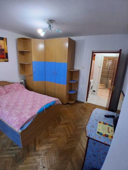 Apartament cu 3 camere semidecomandat în Nord