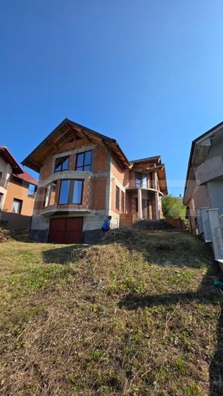 Casă individuală cu 5 camere cu Canalizare în Nord-Est